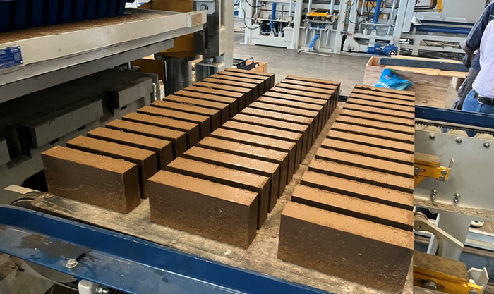 Pilnībā automātiska ķieģeļu izgatavošanas mašīna ZN1500 dod Austrumķīnas klientam iespēju izmantot dūņu resursus